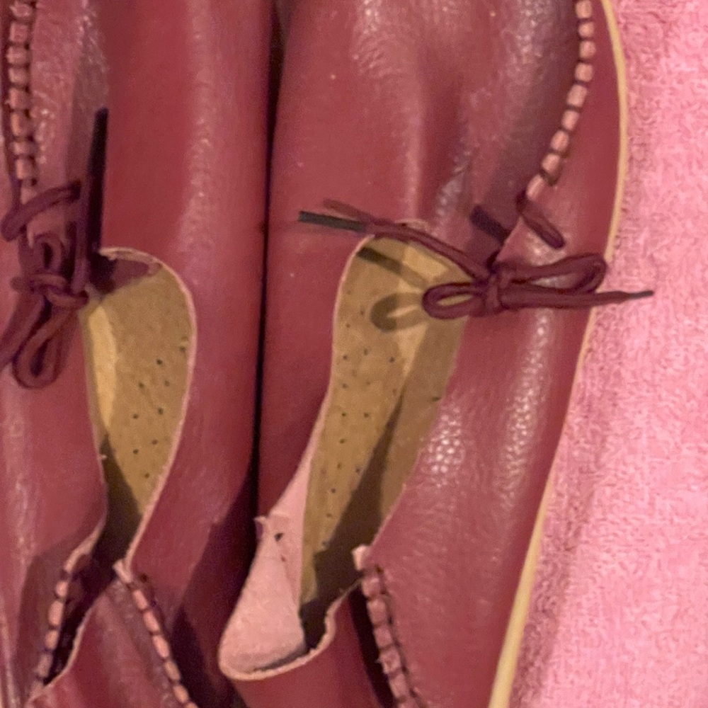 Red slipper-shoes